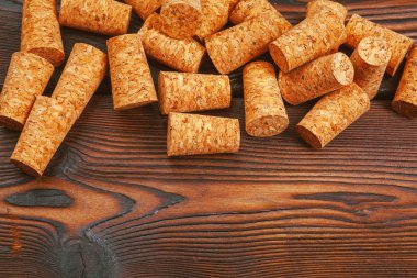 şarap mantarları ahşap arka planda