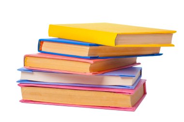 Beyaz arkaplanda izole kitap yığını