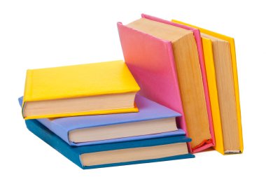 Beyaz arkaplanda izole kitap yığını