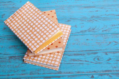 Mavi ahşap arkaplan kitapları