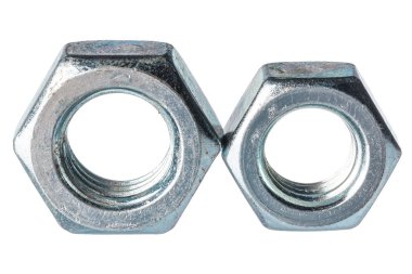 Metal cevizler beyaz arkaplanda izole