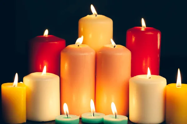 Kaarsen Branden Het Donker Zwarte Achtergrond Herdenkingsconcept — Stockfoto