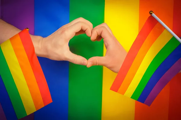 ゲイのプライドでハートサインをする手 Lgbtの虹の旗 — ストック写真