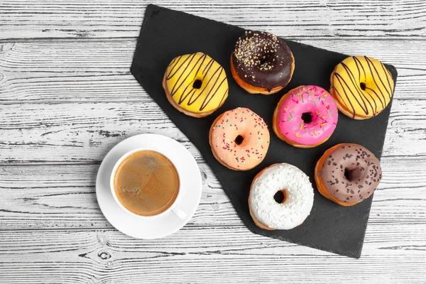 Mehrere Frische Donuts Einer Schwarzen Keramikteller Auf Einem Holztisch Mit — Stockfoto