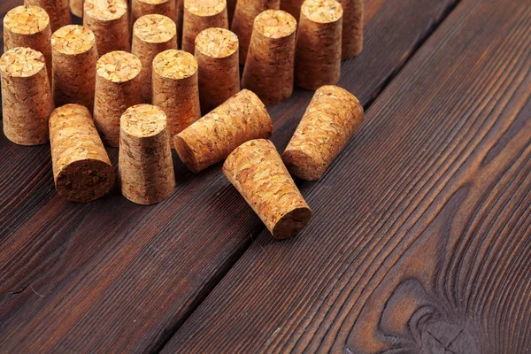 木制背景的葡萄酒软木塞 — 图库照片