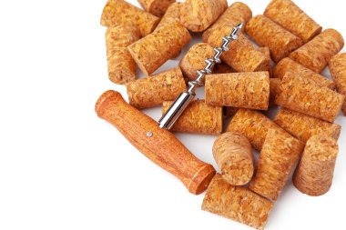 Tirbuşon ve şarap mantarı beyaz arka planda izole edilmiş.