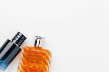 Lüks parfüm şişeleri. Beyaz arkaplanda izole