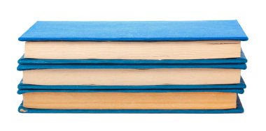 Beyaz arkaplanda izole kitap yığını