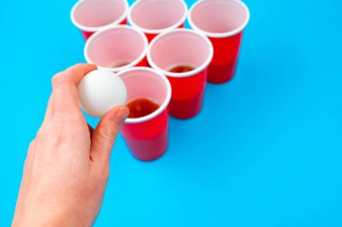 Oyun kupaları masada bira pong