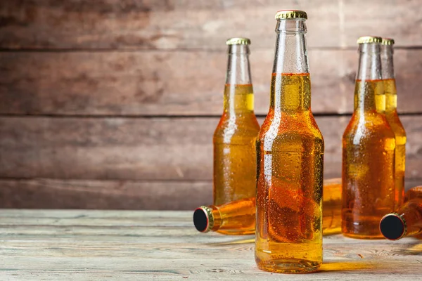 Свіже Пиво Скляних Пляшках Дерев Яному Фоні — стокове фото