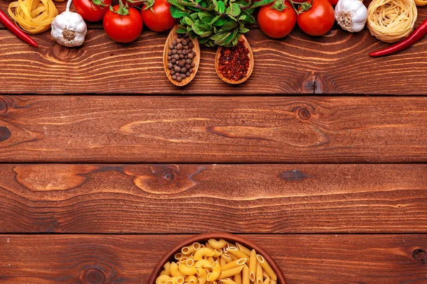 Pasta Ingrediënten Houten Achtergrond Met Kopieerruimte Bovenaanzicht — Stockfoto