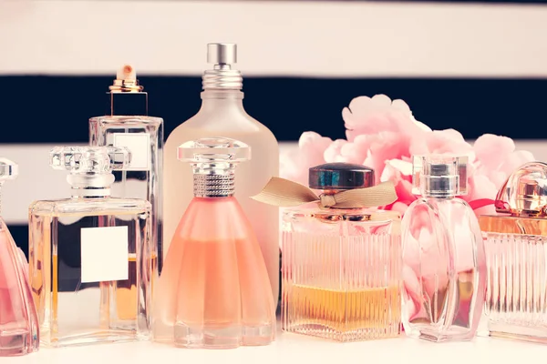 Garrafas Perfume Com Flores Sobre Fundo Branco — Fotografia de Stock