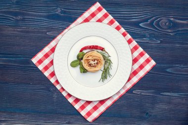 Koyu mavi ahşap arka plan üzerinde ham İtalyan makarna, üst görünüm