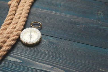 Denizcilik geçmişi. Bir pusula ile yelken halatı
