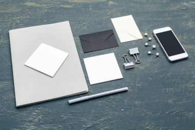 Kırtasiye ahşap arka planda maket yapıyor. Tepkili tasarım şablonu. Markalaşma kimliği modeli