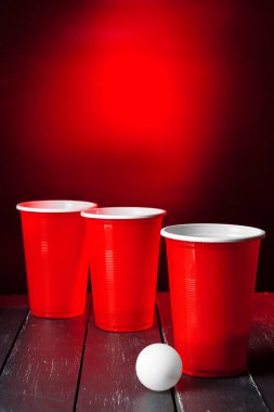 Oyun kupaları masada bira pong