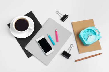 Akıllı telefon ve kahve fincanı, üst görünümü kapatın.