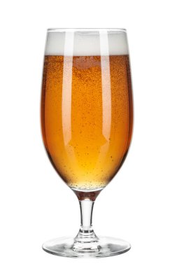 Beyaz arka planda izole edilmiş bir bardak bira.