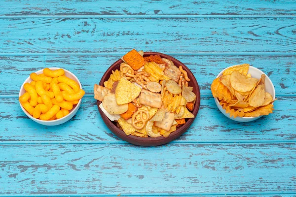 Snacks Cerveza Como Galletas Saladas Patatas Fritas Galletas Una Superficie — Foto de Stock