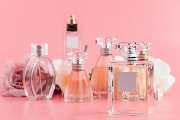 Parfymflaska Med Rosor Rosa Tyg Bakgrund — Stockfoto