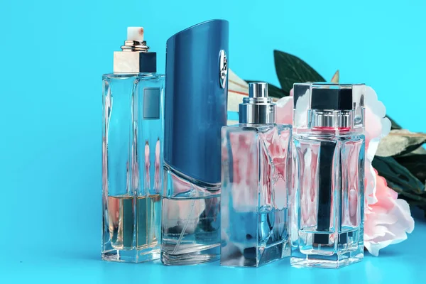Frascos Perfume Com Flores Fundo Azul Claro — Fotografia de Stock