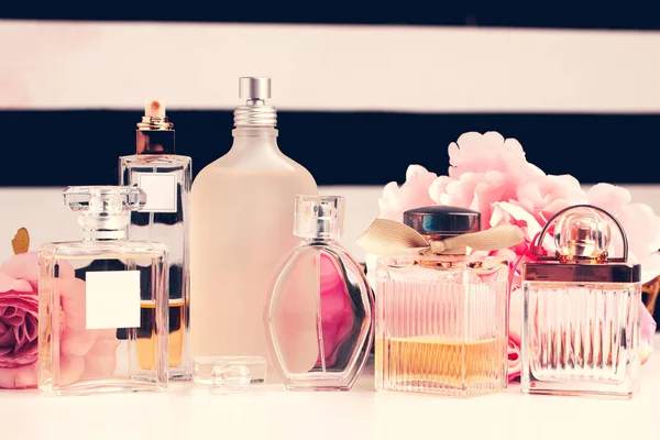 Botellas Perfume Con Flores Sobre Fondo Blanco — Foto de Stock