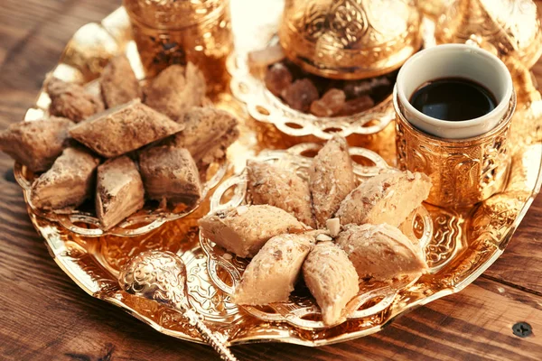 Türkische Süßigkeiten Mit Kaffee Auf Einem Holztisch — Stockfoto
