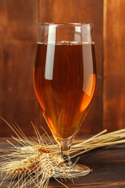 Glas Bier Auf Holz Hintergrund — Stockfoto