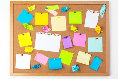 İğneli birkaç renkli boş nota içeren mantar tahtası