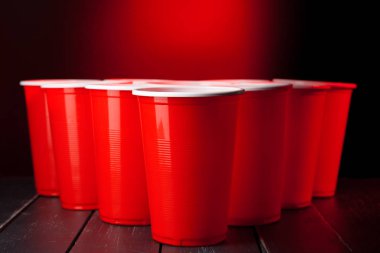 Oyun kupaları masada bira pong