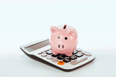 Beyaz arkaplanda hesap makinesi olan Piggy Bank
