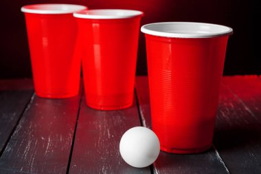 Oyun kupaları masada bira pong