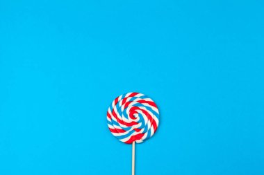 Renkli lolipop. Düz yatıyordu. Asgari konsept.