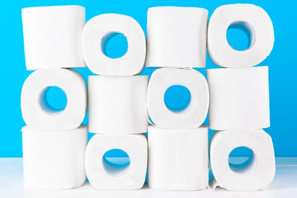 Toiletpapier Close Schot Blauwe Achtergrond — Stockfoto
