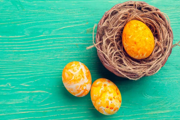 Huevos Pascua Nido Sobre Fondo Madera — Foto de Stock