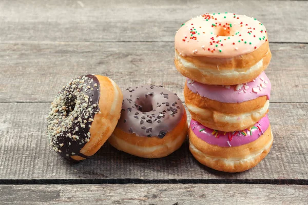 Donuts Vitrificados Fundo Madeira — Fotografia de Stock