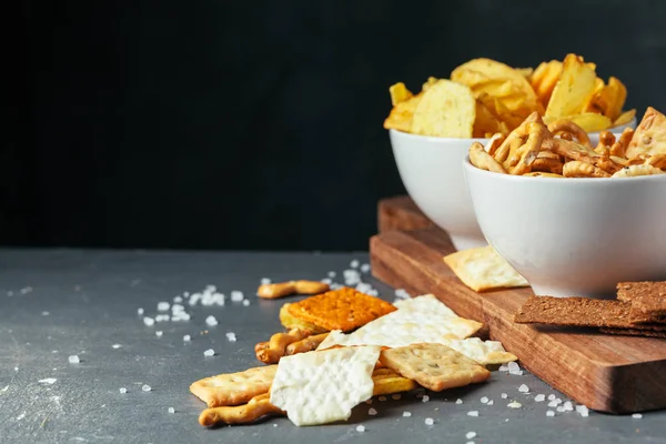 Snacks Cerveza Mesa Piedra Varias Galletas Papas Fritas Vista Superior — Foto de Stock