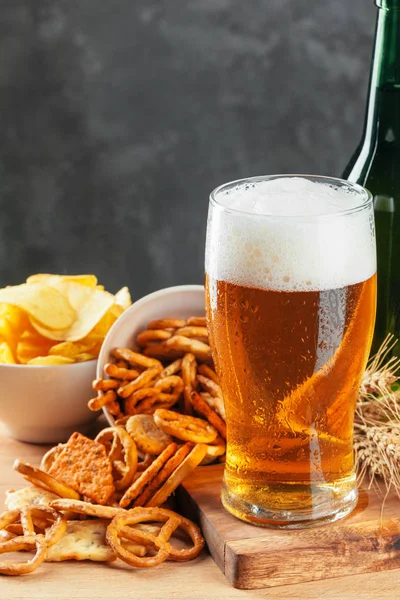 Cerveja Lager Lanches Mesa Pedra Cracker Chips Vista Lateral — Fotografia de Stock