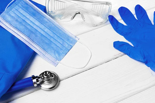 Arztuniform mit Maske, Stethoskop und anderen Werkzeugen — Stockfoto