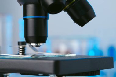 Mikroskoplu bilim laboratuarı ve numuneli test tüpleri, fotoğrafı kapatın.