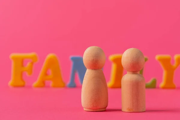 Pequeñas figuras de madera de la gente. Concepto familiar — Foto de Stock