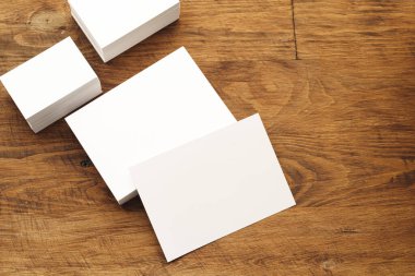 Boş iş kartları kaba ahşap masanın üzerinde.