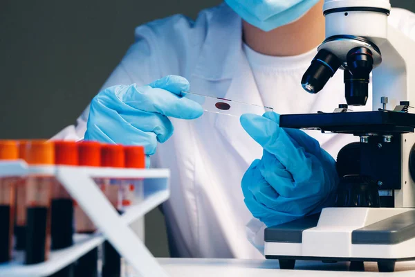 Ręce pracownika laboratorium wykonującego badania krwi — Zdjęcie stockowe