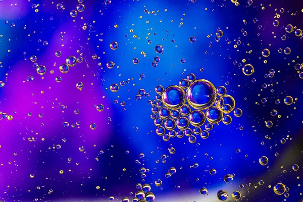 Fondo azul con círculos de aceite. Burbujas de agua. De cerca. . — Foto de Stock
