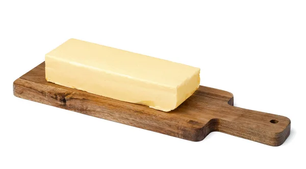 Máslo na dřevěné desce izolované na bílém pozadí — Stock fotografie