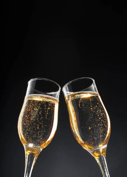 Sklo plné šampaňského na černém pozadí — Stock fotografie
