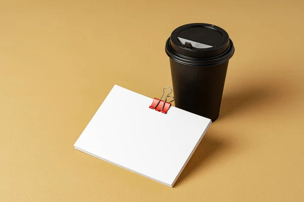 Copo de café em branco e cartões de visita brancos — Fotografia de Stock