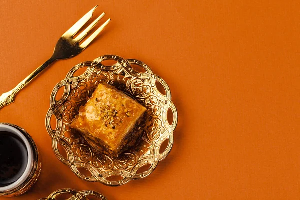 Sobremesa turca baklava servido em utensílios de mesa de metal tradicional — Fotografia de Stock