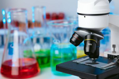 Mikroskoplu bilim laboratuarı ve numuneli test tüpleri, fotoğrafı kapatın.