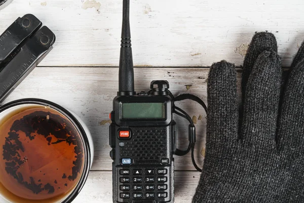 Walkie talkie radio inställd på träbord närbild — Stockfoto